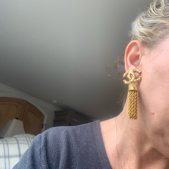 CHANEL Vintage ⭐️ RARE Real Gold Florentine Tassel Fringe Filigree Clip Earrings - Picture 11 of 16